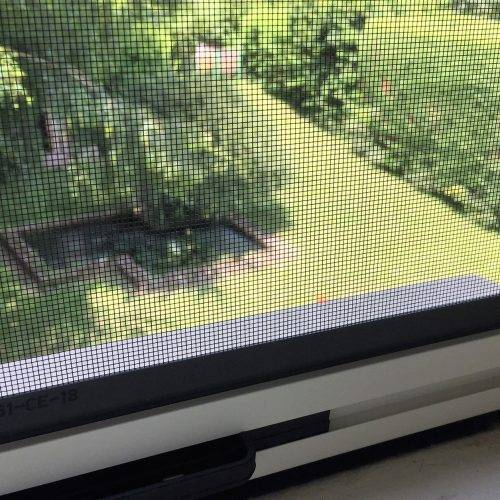 Moustiquaires verticales sur-mesure - Pose et installation en Alsace