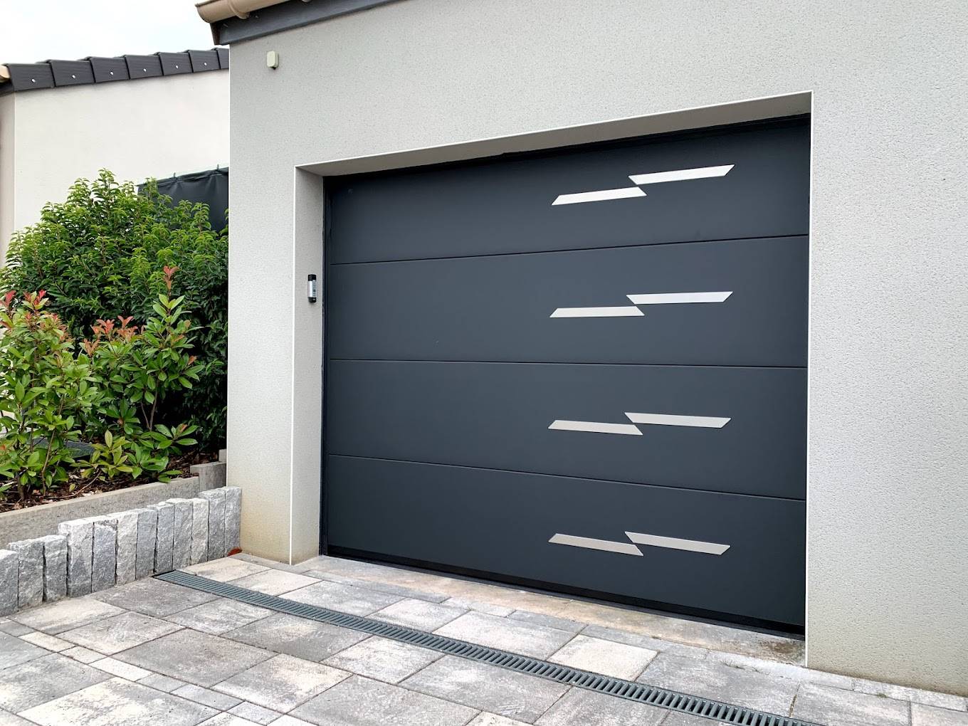 Portes de garage sectionnelles sur-mesure - Pose et installation en Alsace